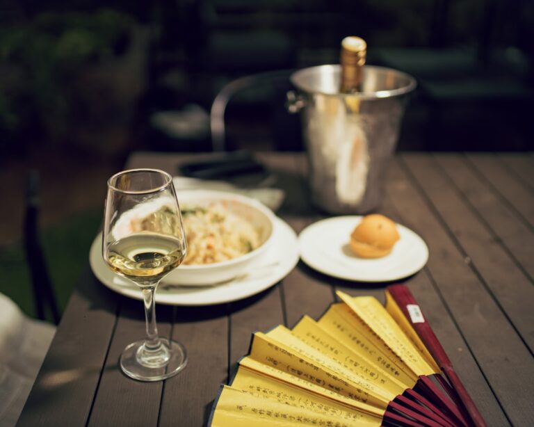 Cum să organizezi degustări de vinuri și brânzeturi