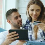 Cum să economisești bani la cumpărăturile online de haine și accesorii