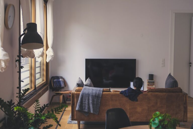 Cum să îți mobilezi apartamentul cu stil folosind oferte de sezon