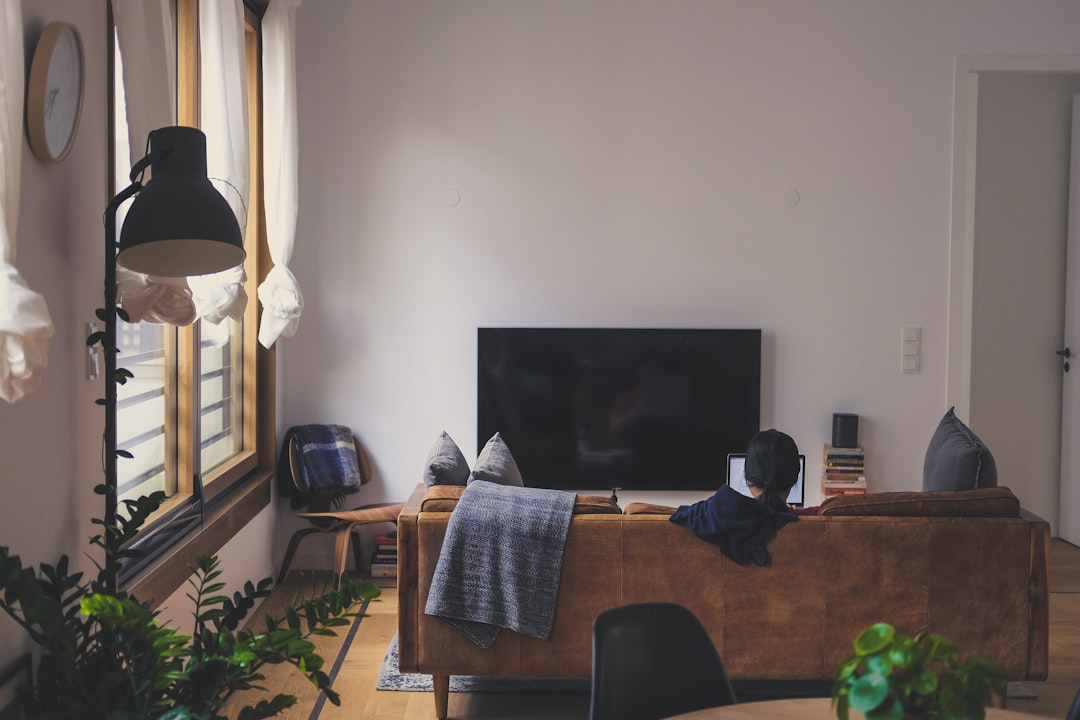 Photo furnish apartment with style using seasonal offers